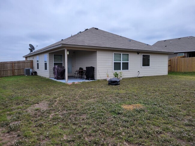 Building Photo - Open floor plan & small pets allowed! 3BD/2BA home in Killeen!