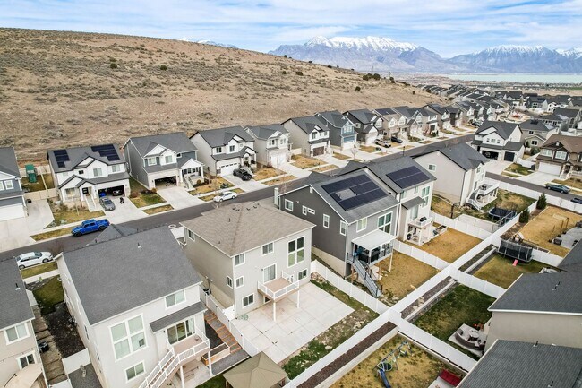 Building Photo - 6 Bedroom 3.5 Bathroom House in Saratoga Springs!