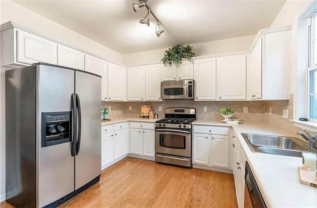 Building Photo - 932 Wendlebury Ct