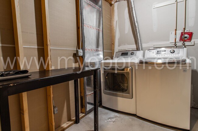 Building Photo - Available NOW! | 3 Bedroom / 2 Bathroom Home | Bennington