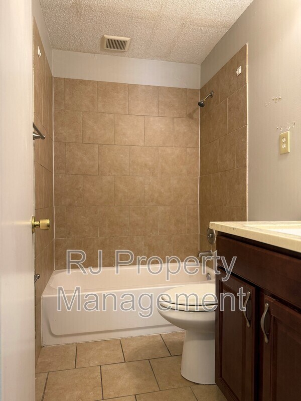 Building Photo - 3086 Estes St