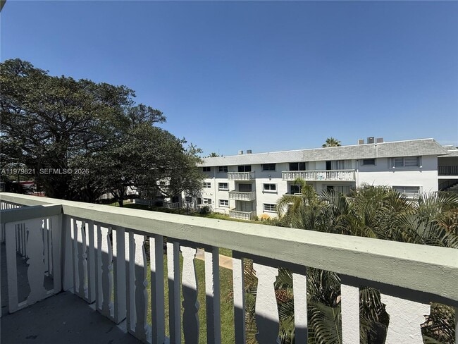 Building Photo - 15201 NE 6th Ave