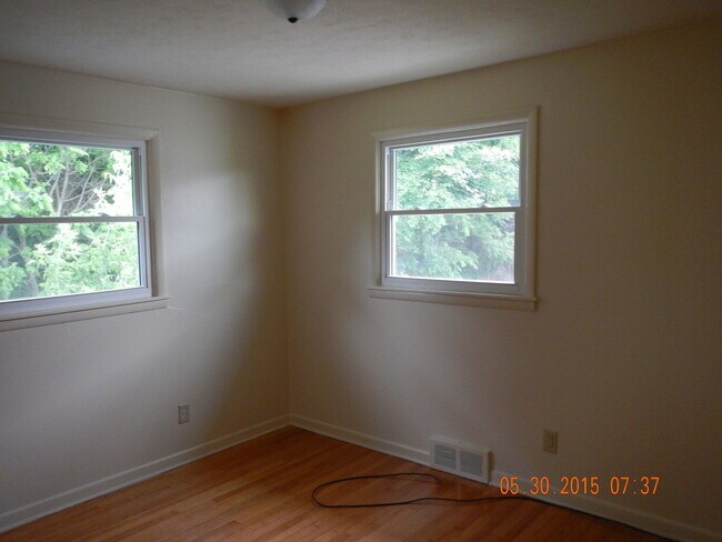 Building Photo - Newly Renovated Spacious Flat With Hardwoo...