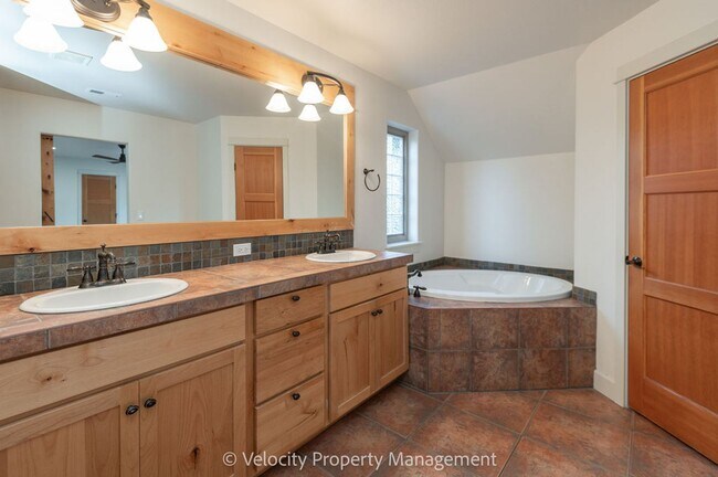Building Photo - Beautiful NW Bend Home!