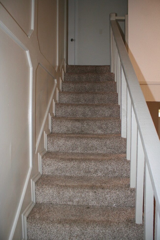 Building Photo - Massive 3 bedroom duplex with living room ...