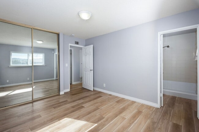 Building Photo - M12150