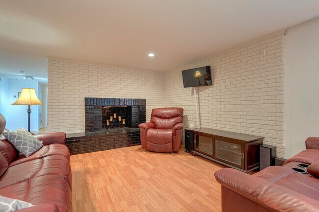 Building Photo - 202 Fincastle Dr