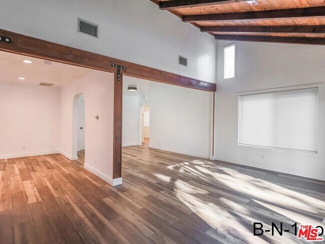 Building Photo - 923 N Stanley Ave