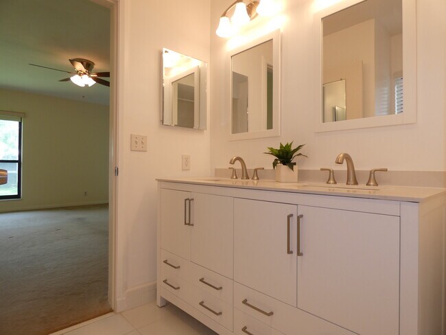 Building Photo - 3 SE Turtle Creek Dr