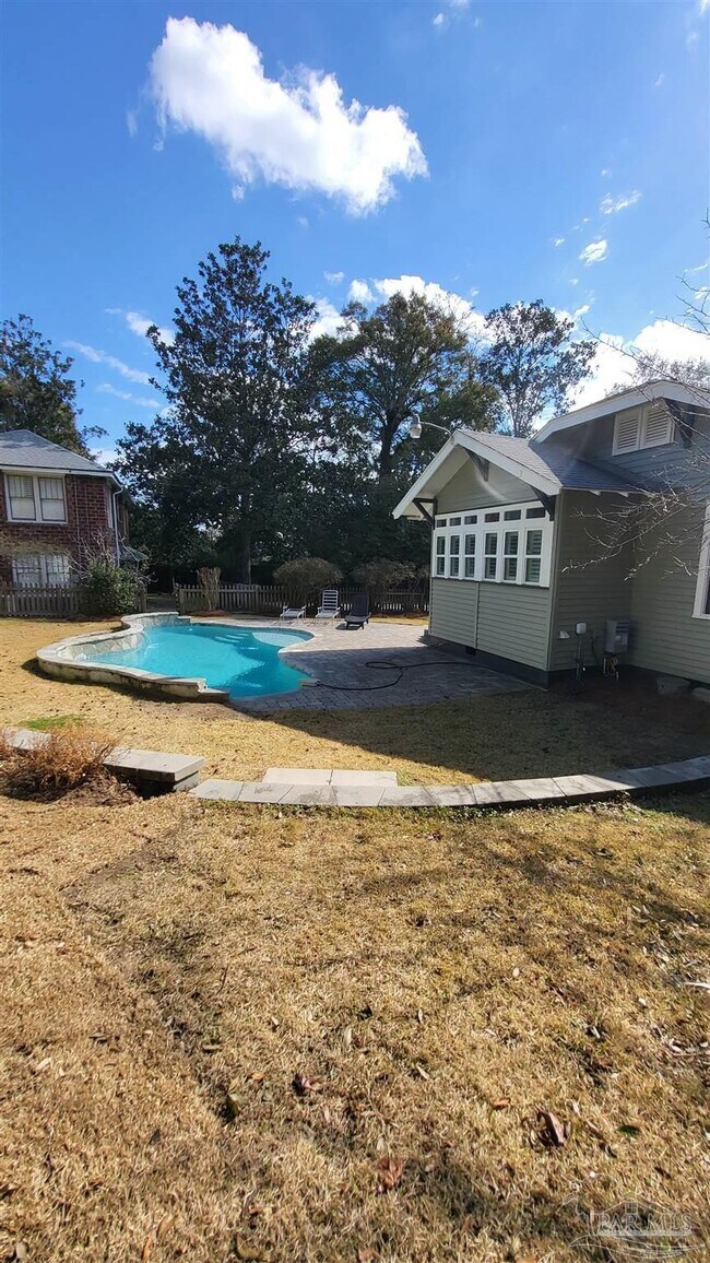 Building Photo - 1800 E Lloyd St