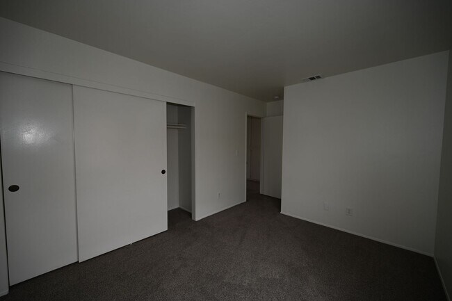 Building Photo - Spacious 3 Bed / 2.5 Bath Townhome in Gated Community – El Cajon