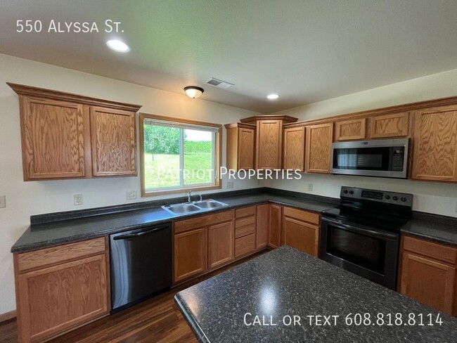 Building Photo - BEAUTIFUL & SPACIOUS 4 BEDROOM/2.5 BATH DU...