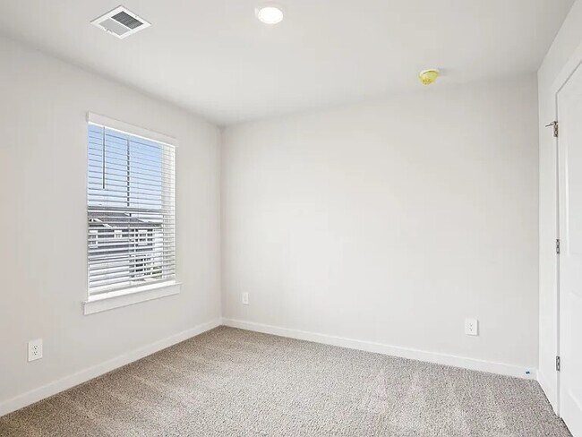 Building Photo - 1757 Flora Grv