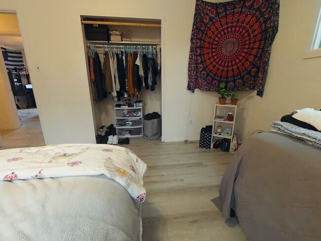 Building Photo - 5 bed 3 bath w/ POOL and Large rooms