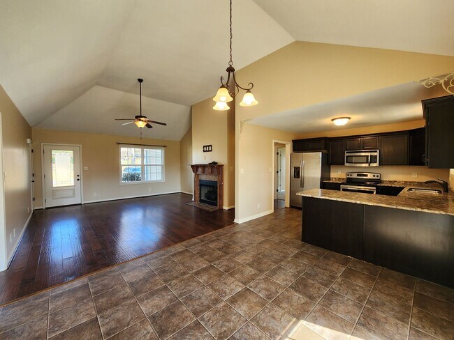 Building Photo - $1650 - 3 Bedroom 2 Bath Ranch Home