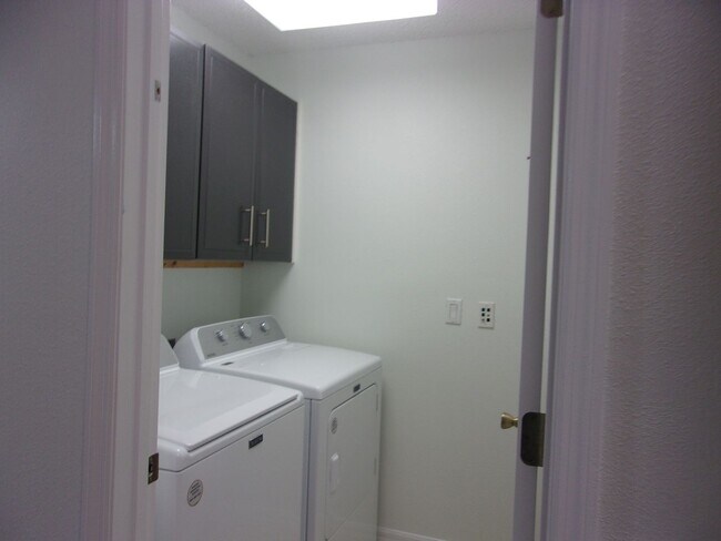 Building Photo - 14237 Spring Hill Dr