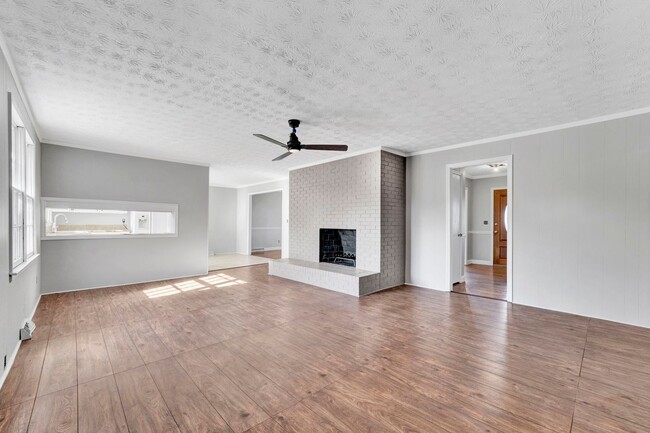 Building Photo - Charming Three Bedroom Home in Gray Court