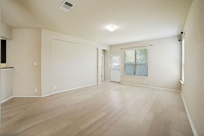 Building Photo - Beautiful 3 Bedroom in Republic Oaks Community