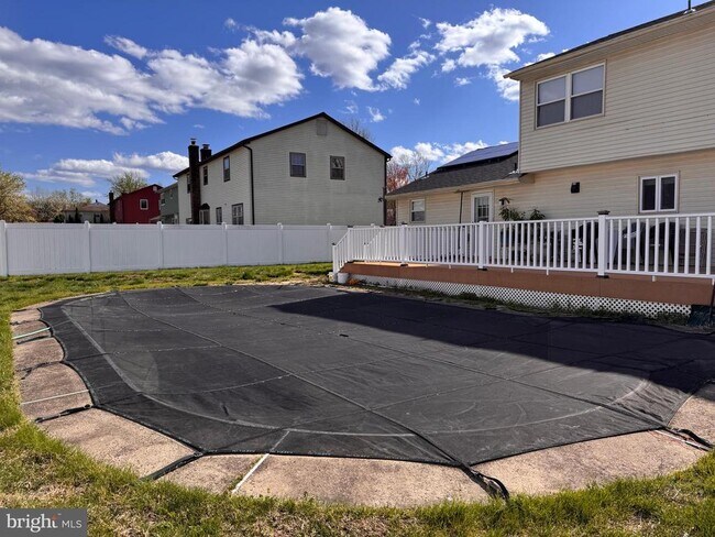 Building Photo - 5 Westbury Dr