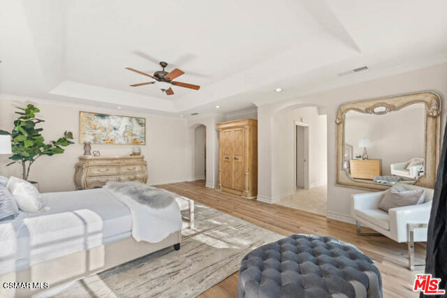 Building Photo - 4440 Hayvenhurst Ave