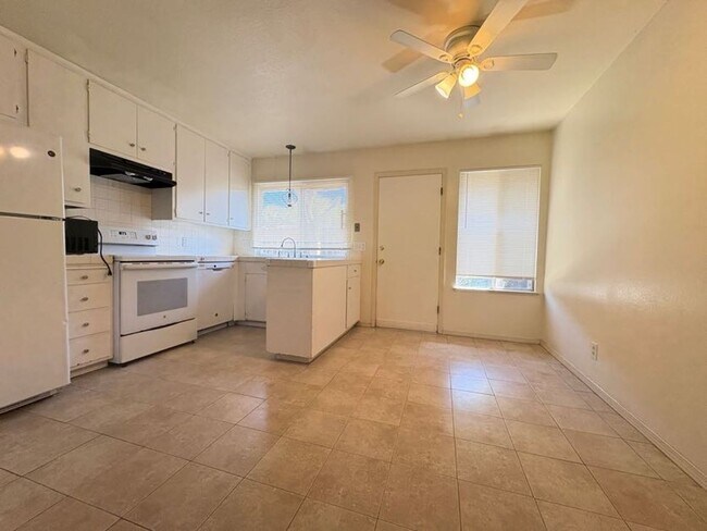 Building Photo - Cute 2 Bedroom Condo