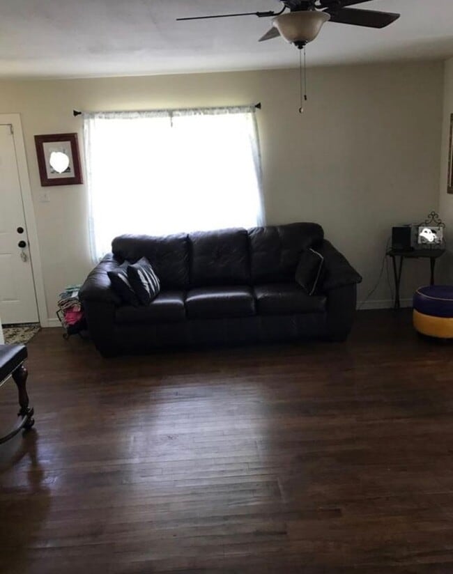 Building Photo - Full of warmth and character