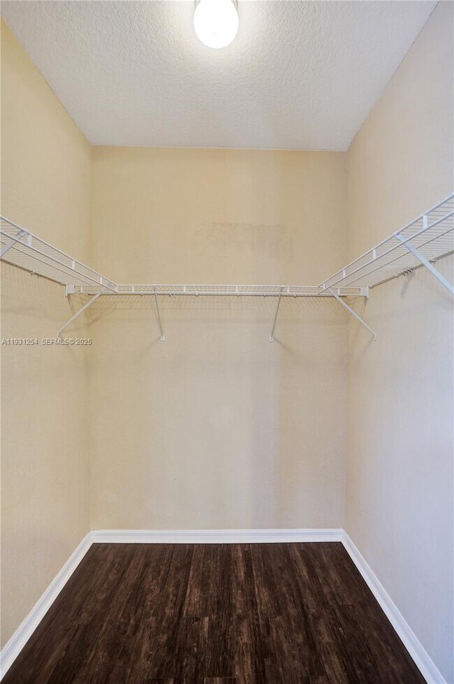 Building Photo - 2057 SE Avon Park Dr