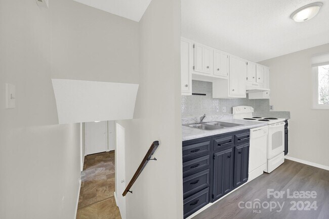 Building Photo - 6230 Holly Knoll Dr