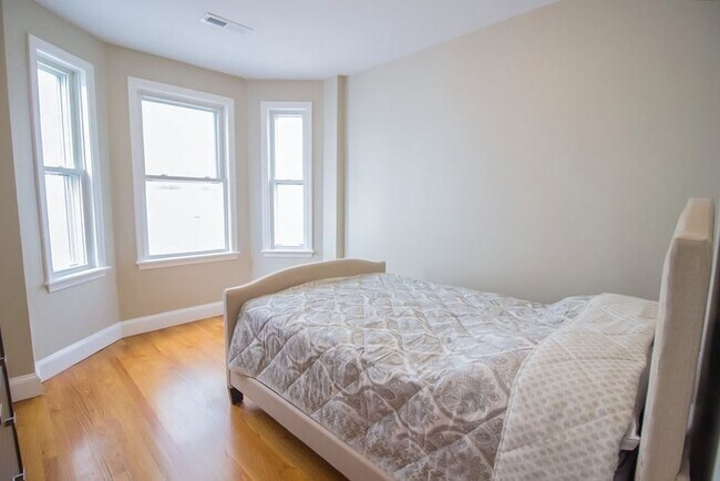 Building Photo - 729 Saratoga St