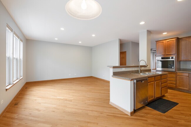 Building Photo - 5568 Cambridge Way