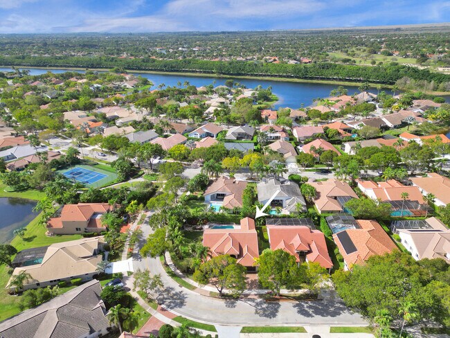 Building Photo - 762 Crescent Way