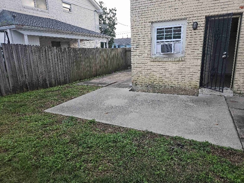 Building Photo - 1903 Rosary Dr