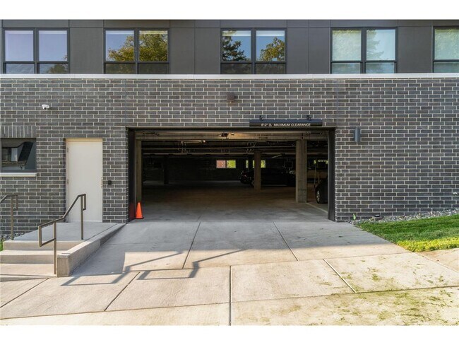 Building Photo - 470 Lexington Parkway S
