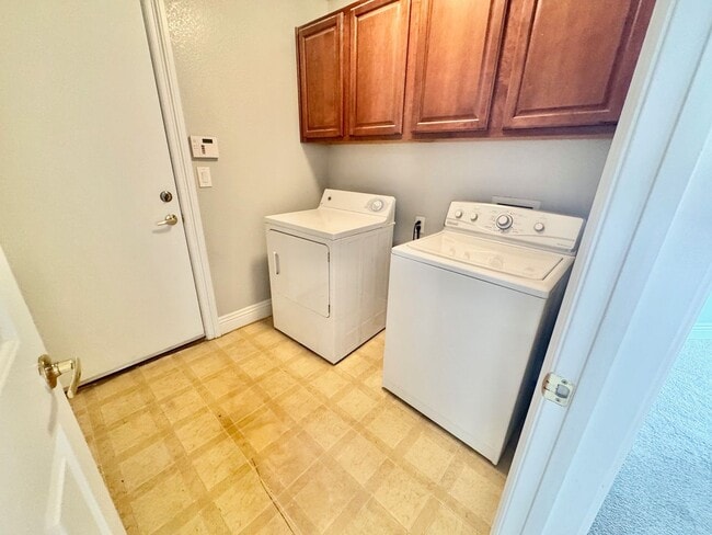 Building Photo - Stunning 4 bedroom home offering comfort and space in North Las Vegas