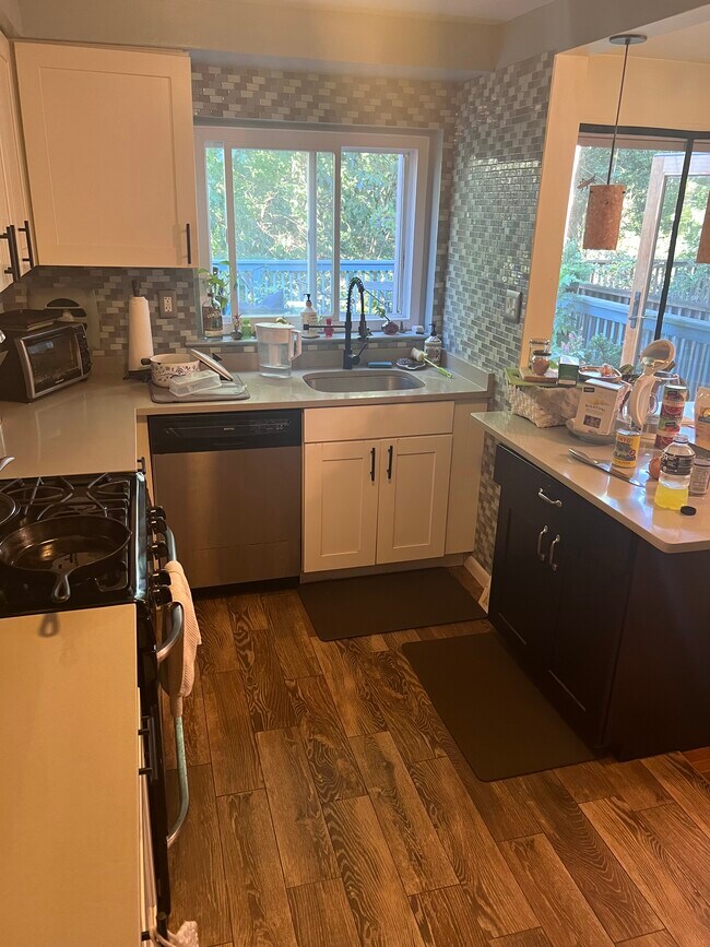 Kitchen - 5412 Hermit Ter