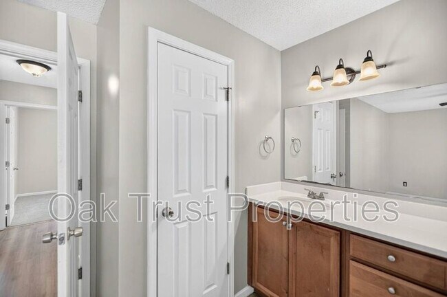 Building Photo - 220 Cornell Dr