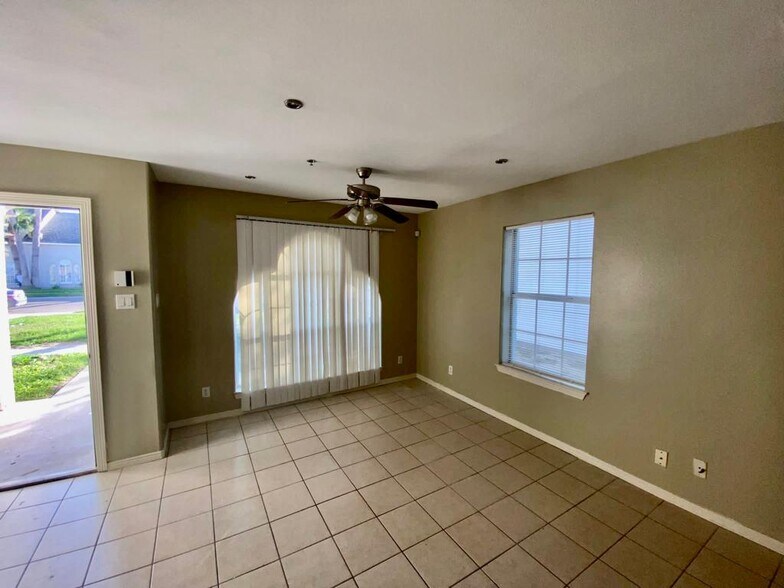 Building Photo - 1013 E Westway Ave