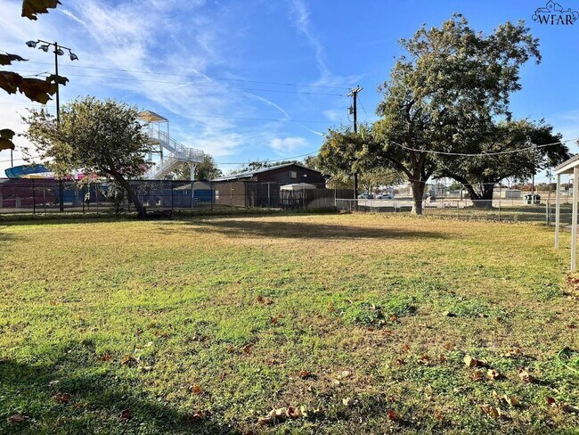 Building Photo - 703 Pecan St