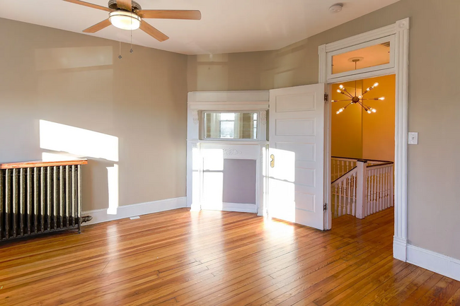 Building Photo - Fully Renovated 3 BR/1.5 BA Apartment in C...