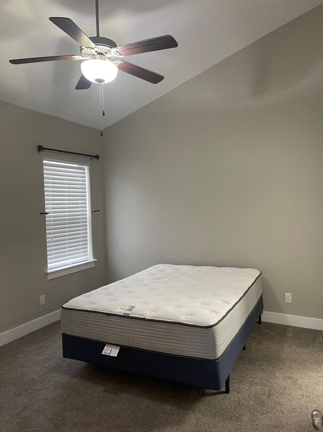 Building Photo - Beautiful Townhome