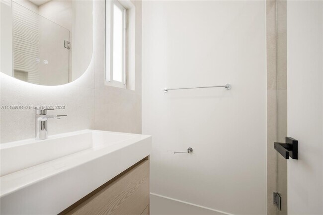 Building Photo - 950 S Shore Dr