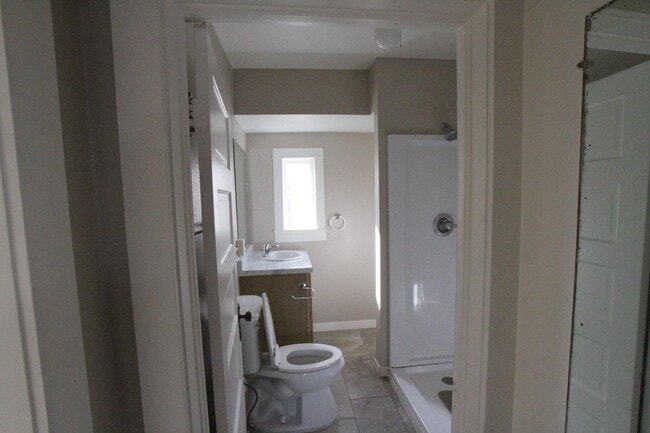 Building Photo - 1324 1/2 Main St - Apartment