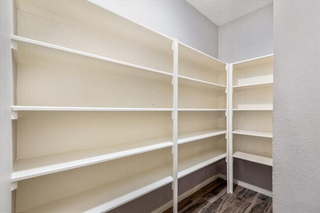 Building Photo - 8051 Bay Branch Dr