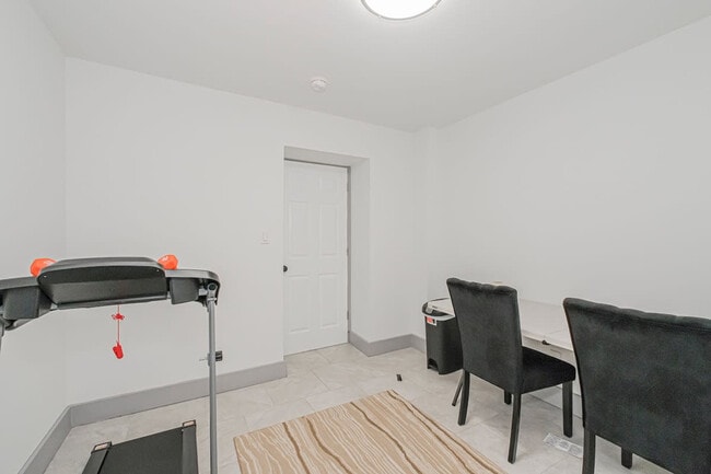 Building Photo - 479 Putnam Ave