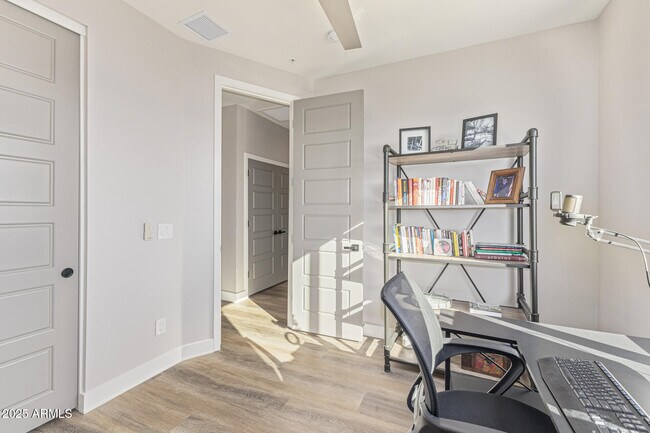 Building Photo - 2315 E Pinchot Ave