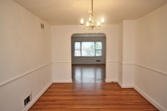 Building Photo - Lovely Towson 3bd/2ba Rowhome w/ CAC & W/D...
