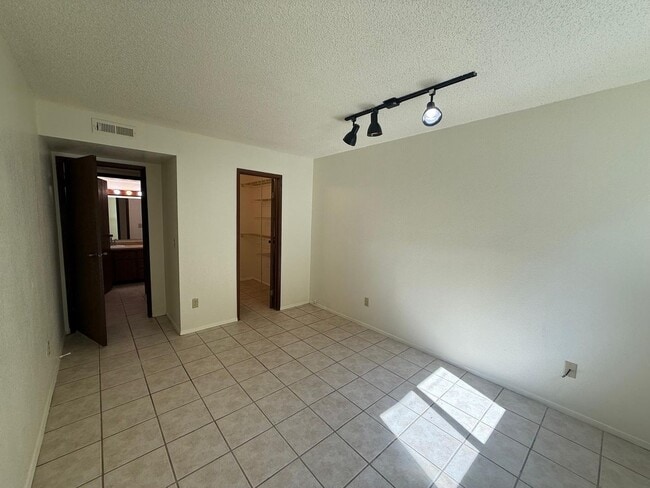 Building Photo - 2 Bedroom 2 Bathroom Sits Right on the Sho...