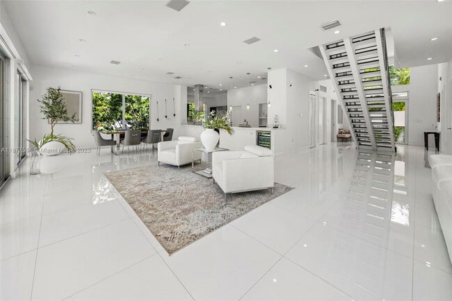 Building Photo - 6050 La Gorce Dr