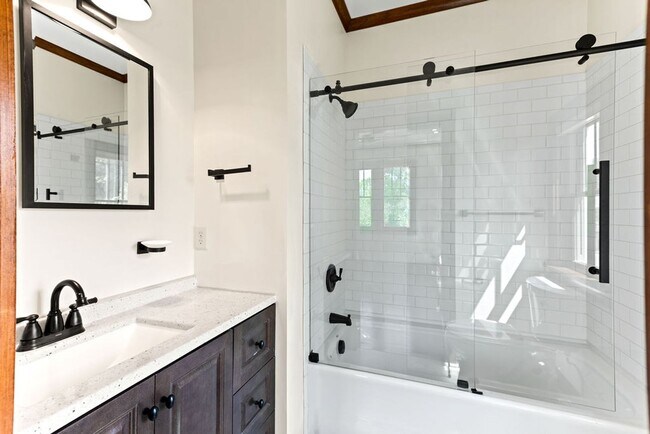 Building Photo - Beautiful 2 Bedroom 2 Bathroom Near Down Town Loveland
