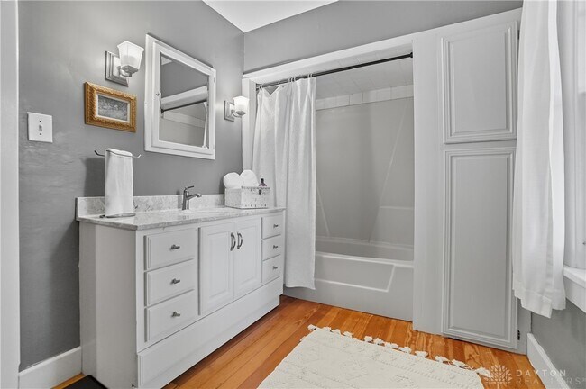 Building Photo - 518 Irving Ave